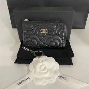 CHANEL NWB FULL SET 21S BLACK CAMELLIA KEY WALLET
